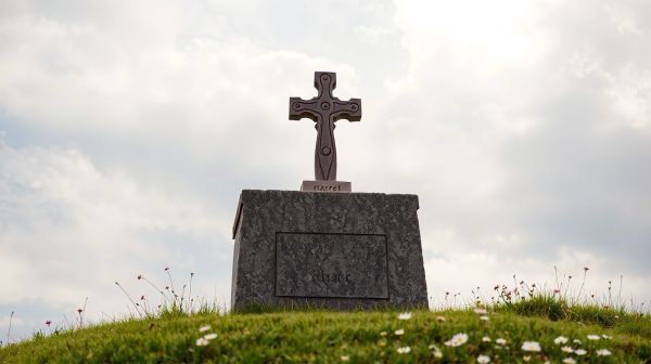 Comment choisir la plaque funéraire idéale pour vos proches ?
